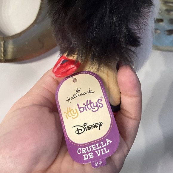 Hallmark Itty Bittys - Cruella de Vil 🖤🤍❤️ - Picture 2 of 5